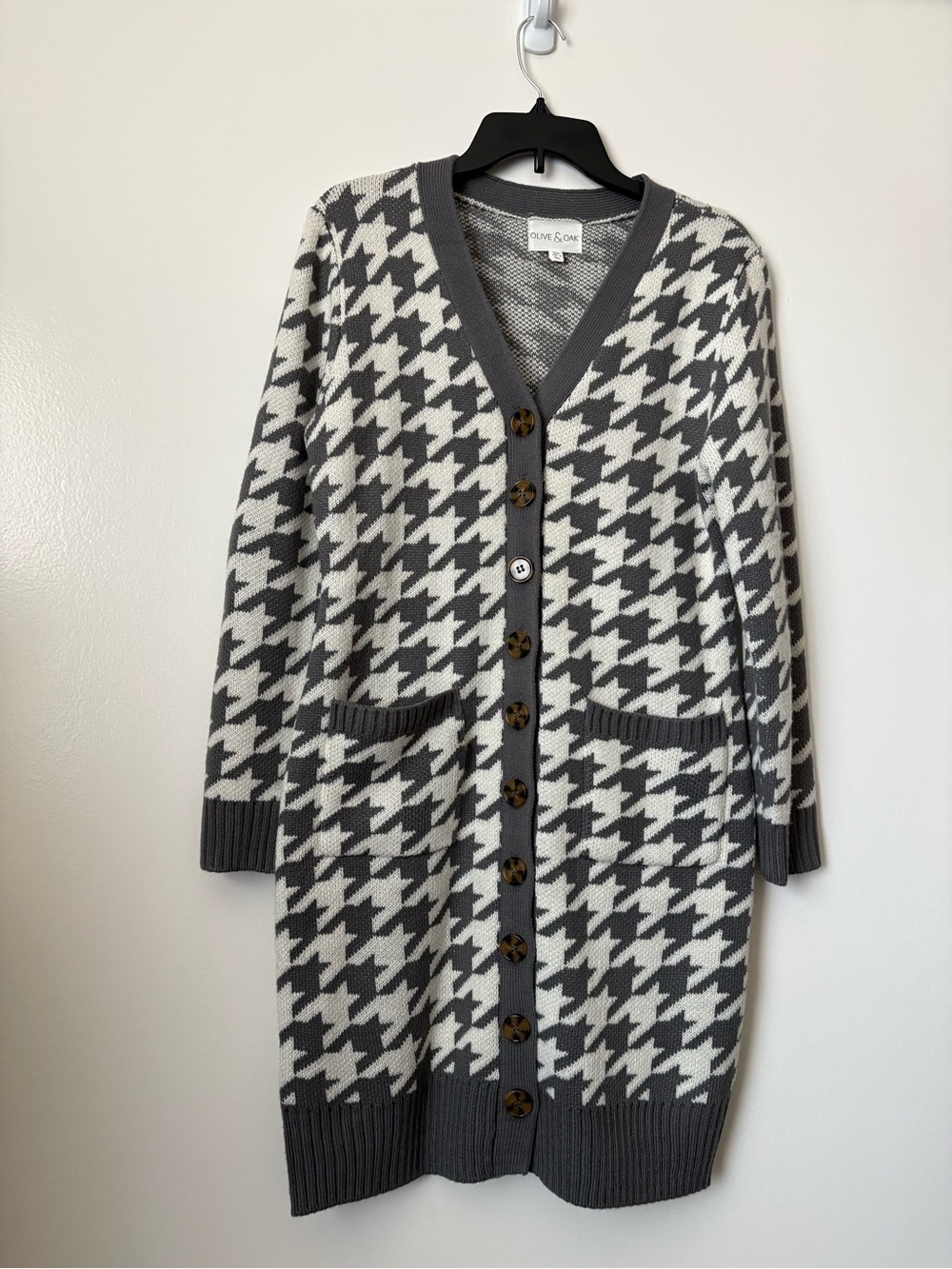 Olive & Oak Gray and White Houndstooth Button-Front Long Cardigan